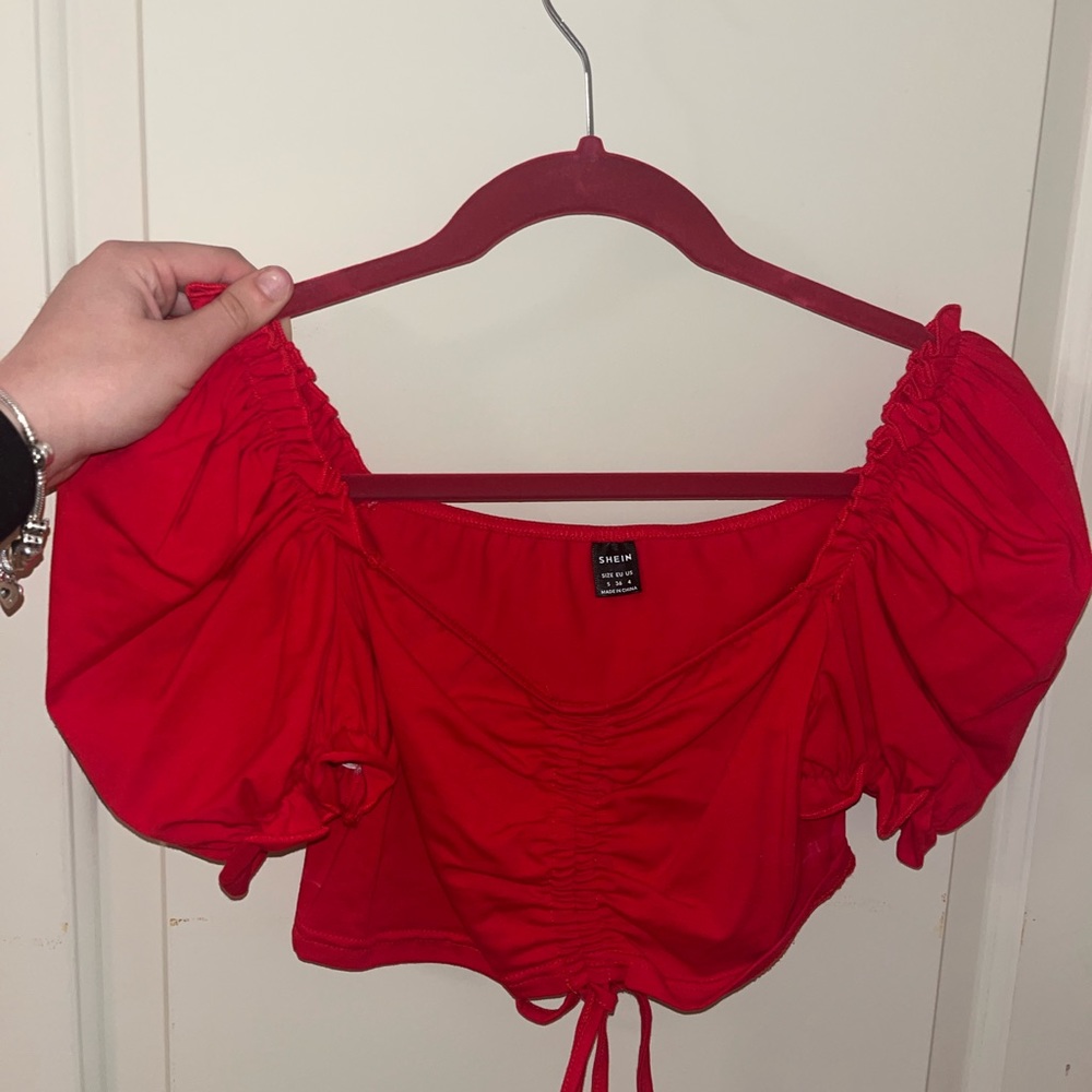 Cropped red shirt, puffy sleeves